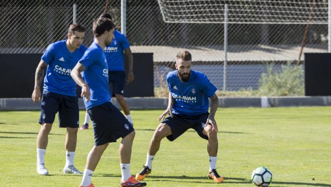 Ángel Martínez en el centro durante un entrenamiento junto a Jorge Pombo e Íñigo Eguaras.