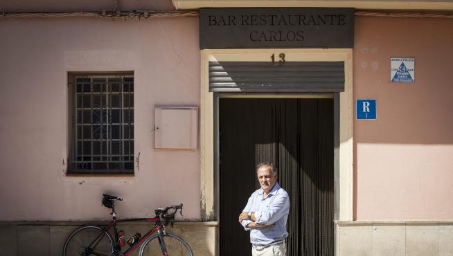 Carlos Oca, frente al bar restaurante de su familia, inaugurado en 1952.