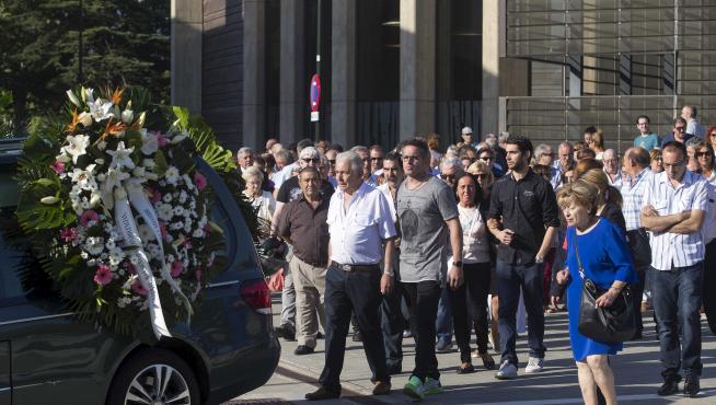 Cientos de amigos y familiares se despidieron de Ana María Suárez en el cementerio de Torrero.