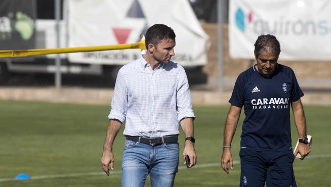 El director deportivo, Lalo Arantegui, conversa con Natxo González, ayer en el entrenamiento matinal en la Ciudad Deportiva.