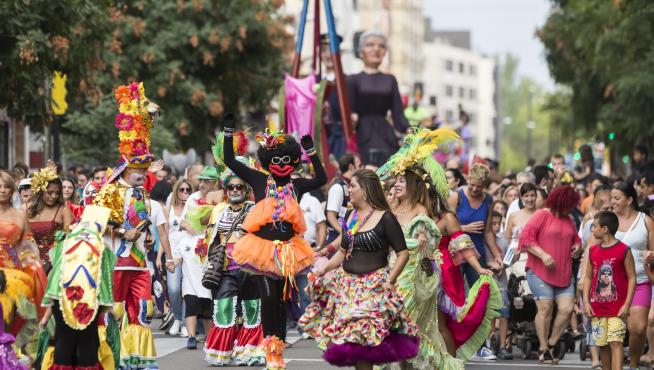 Personas ataviadas con los trajes típicos del carnaval de Barranquilla en la cabalgata ayer.