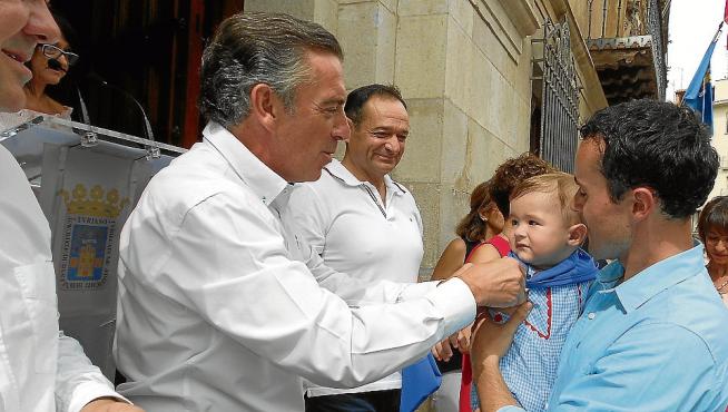 Un niño recibe su pañuelo de fiestas de la mano del alcalde de Tarazona, Luis María Beamonte.