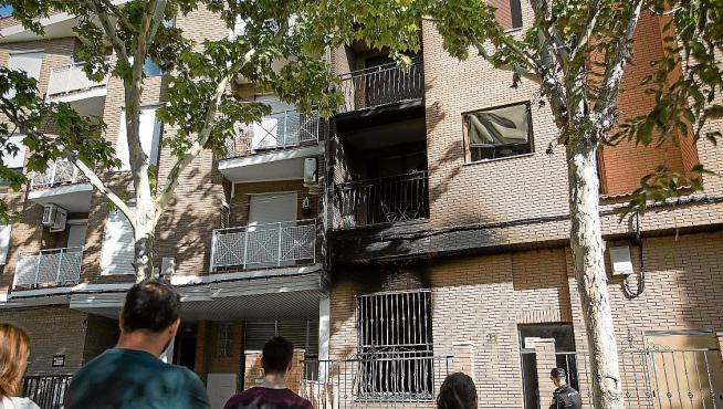 Varios vecinos de la calle de Francisco Izquierdo observan el piso en el que se produjo el incendio.