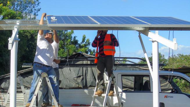 Instalación de placas solares en Achuapa, Nicaragua.