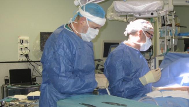 Los doctores Juan Luis Blas y Elena Gonzalvo en la operación.