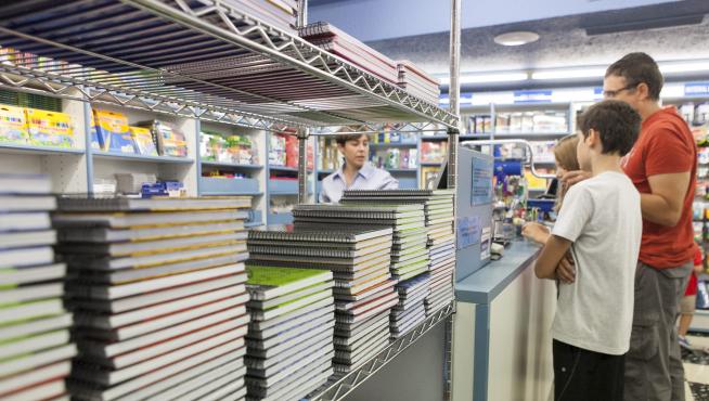 Una familia de Zaragoza compra material escolar en la Librería General de la capital.