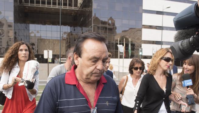Familiares de Juan Rivas, este jueves por la mañana, al abandonar el juzgado