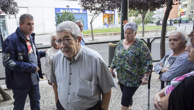 Roque Oriol, víctima del atentado, ayer en la entrada de la parroquia del barrio de Jesús.