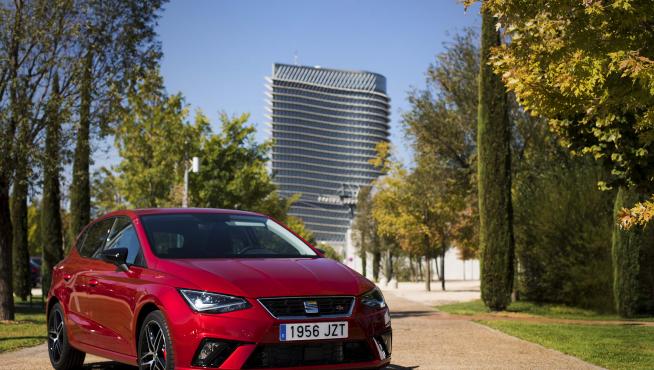 El SEAT Ibiza 1.0 TSI, con acabado deportivo FR, ante la Torre del agua, en Zaragoza.