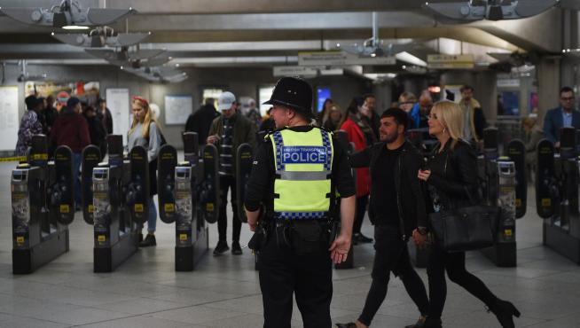 Vigilancia policial en el metro de Londres, este domingo.