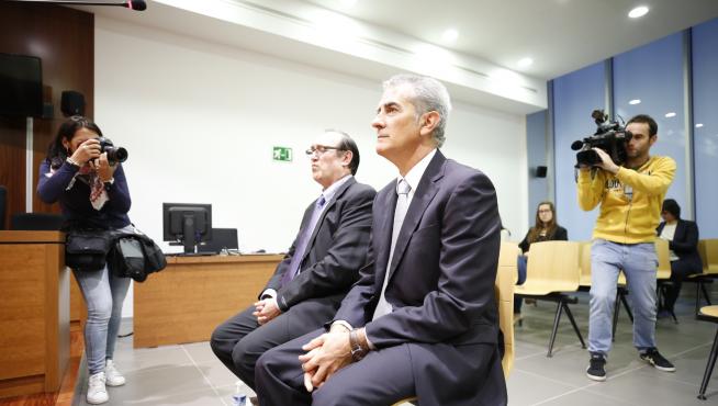 El exalcalde de Mallén Antonio Asín, en primer plano, y el funcionario municipal Pedro Rueda, en el banquillo de la Audiencia este lunes.