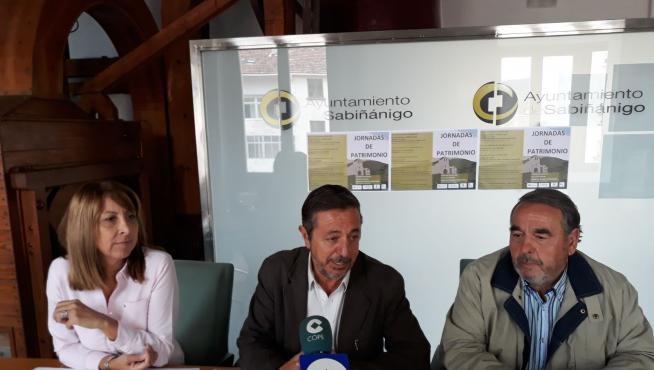 Berta Fernández, concejala de cultura, Jesús Lasierra, alcalde de Sabiñánigo y José Lafragüeta alcalde de Yebra de Basa, en la presentación de las jornadas.