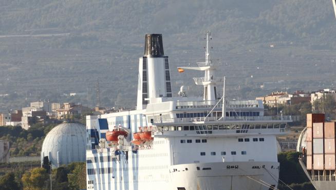Vista de la embarcación atracada en el puerto de Tarragona para dar hospedaje y apoyo logístico al operativo de la Guardia Civil y la Policía Nacional en Cataluña.