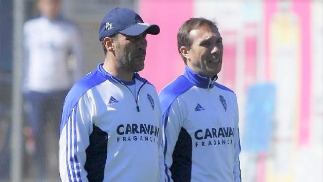 Rodri camina y conversa con Agné en la Ciudad Deportiva del Real Zaragoza, el pasado mes de marzo cuando ambos dirigían el vestuario blanquillo.