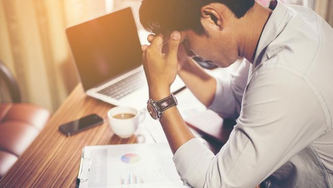 El estrés en el trabajo se asocia a la inseguridad laboral, a una carga de trabajo "excesiva" y a situaciones de acoso.