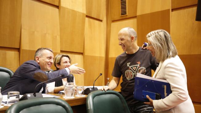 Carmelo Asensio, portavoz de CHA en el Ayuntamiento de Zaragoza quien ha defendido la moción en el pleno, bromea con Fernando Rivarés.