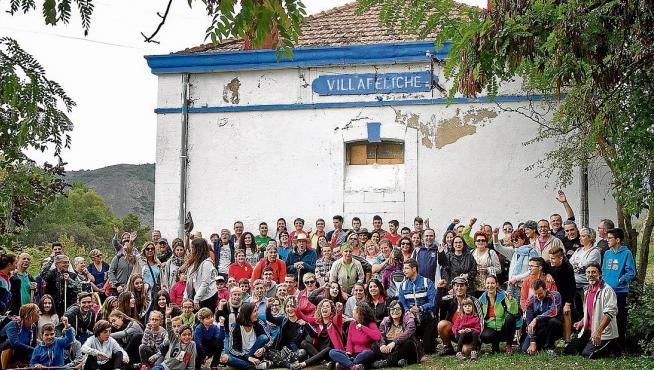 Los participantes, ayer por la mañana, ante la antigua estación del ferrocarril de Villafeliche.