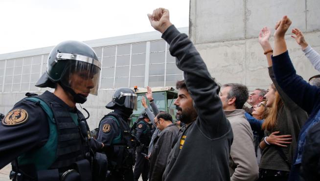 La Policía Nacional y la Guardia Civil han detenido hasta las seis de la tarde al menos a cuatro personas en Cataluña por delitos de resistencia, desobediencia y atentado a agentes de la autoridad.
