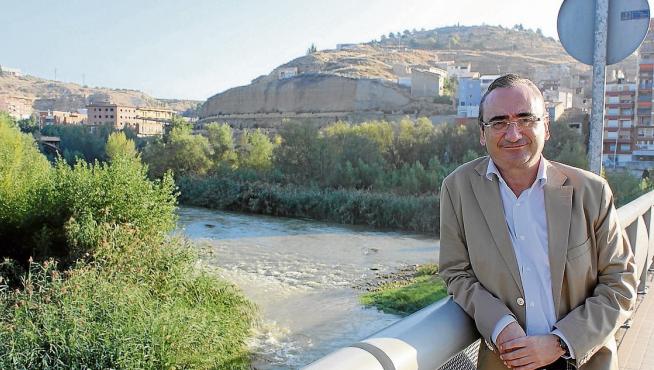 El alcalde de Fraga, Miguel Luis Lapeña, en el puente sobre el Cinca que divide en dos la ciudad.