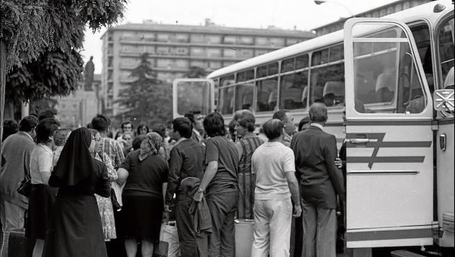 Un grupo de personas coge un autobús en Zaragoza a mediados de los años setenta.