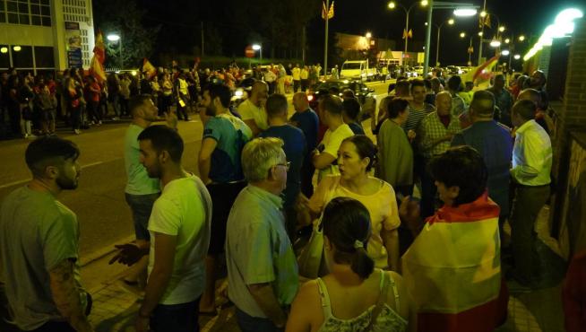 Decenas de personas concentradas este martes en Fraga.