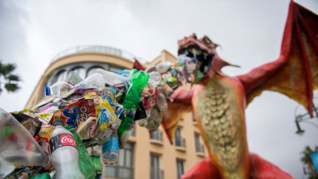 El 'dragón' de cuatro metros que escupe plásticos de un solo uso recogidos en playas de distintos países, entre ellos de España.