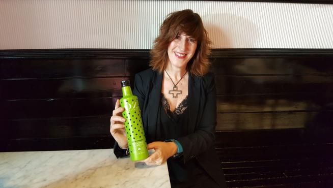 Penélope García, una de las propietarias de la Oleazara, muestra el aceite ecológico que exporta a EE.