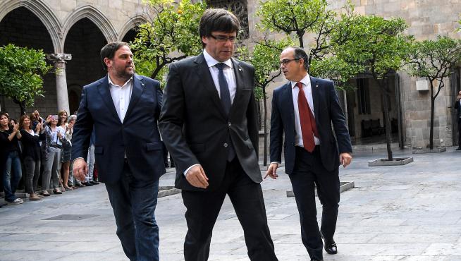 El presidente catalán, Carles Puigdemont, sale de su despacho