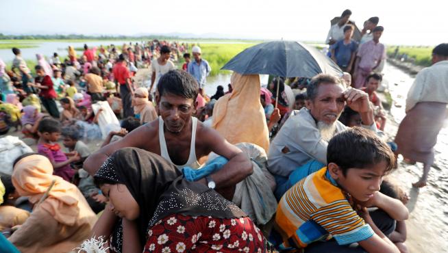 Birmania no reconoce la ciudadanía a los rohinyás sino que los considera inmigrantes bengalíes, y desde hace años les impone múltiples restricciones, incluida la privación de movimientos.