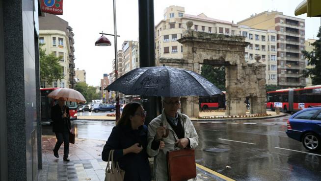 Foto de archivo de un día de lluvia en Zaragoza.