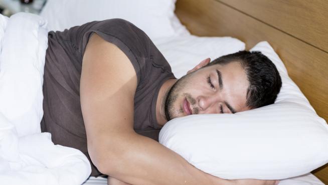 Dormir siete horas seguidas ayuda a prevenir problemas de corazón