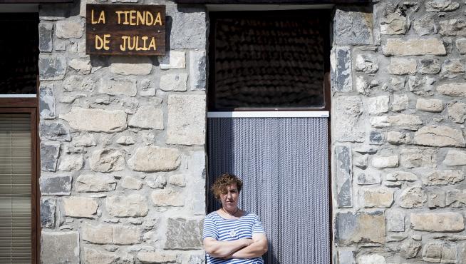 Julia Casajús, en el remozado edificio de la Casa de la Villa, que alberga su tienda; el inmueble se quemó hace cuatro años.