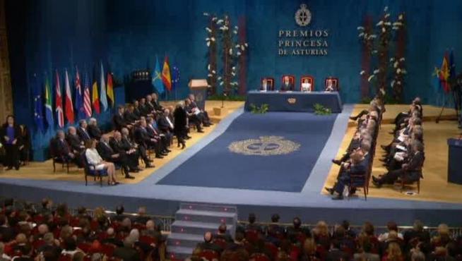 Felipe VI: España tiene que hacer frente a un inaceptable intento de secesión
