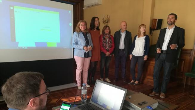 Los creadores de la App, acompañados de responsables de la AECC y de la concejala de Sanidad, María del Carmen Muñoz, durante la presentación del proyecto
