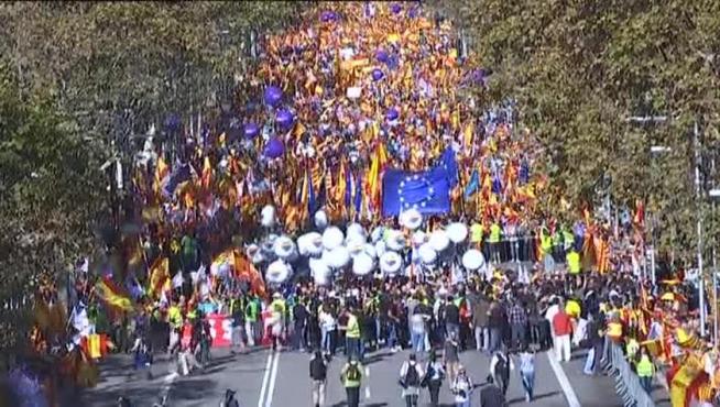Banderas de España inundan las calles de Barcelona en una manifestación unionista