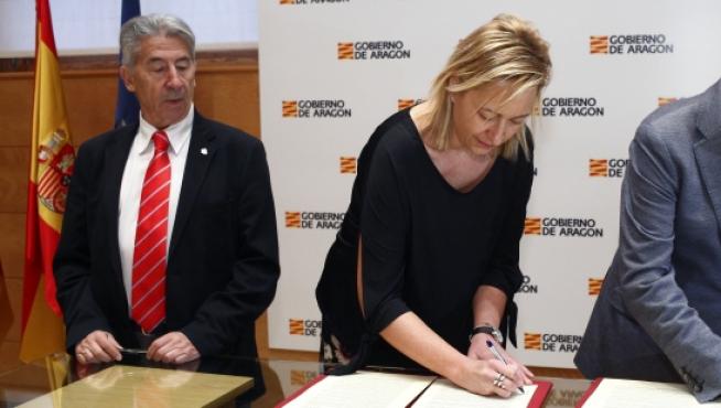 La consejera de Economía, Industria y Empleo, Marta Gastón, firma con los presidentes de CEOE y CEPYME en Aragón, Fernando Callizo y Aurelio López de Hita, sendos convenios de colaboración