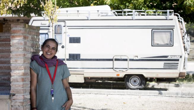 Dolores Astorga, en el campin La Estepa, delante de su autocaravana.