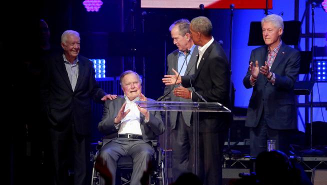 George H. W. Bush llama "fanfarrón" a Trump y confirma que votó por Clinton