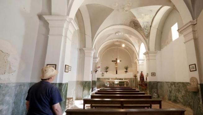 Una feligresa recorre la iglesia de Toril, sin misas en invierno.