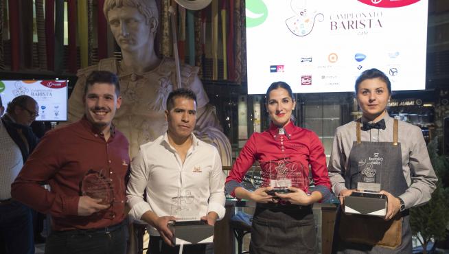 Adrián Cabana, Luis Gómez, Andreea Duti y Taia Zahariya, con los premios que recibieron en Puerta Cinegia.