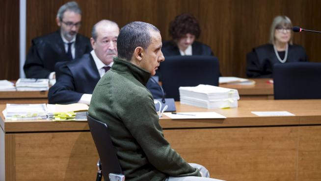 Salvador Gázquez, de 51 años, este lunes, durante la primera sesión del juicio por el crimen de su esposa, Coral González, de 44.