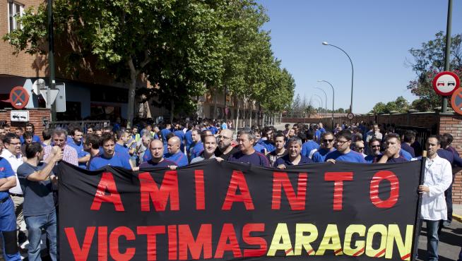 Imagen de archivo de una de las protestas de los trabajadores de CAF por las muertes de trabajadores por amianto al tener contabilizadas 44