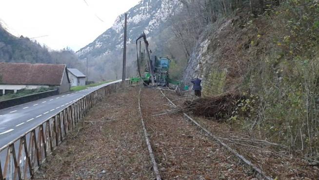 Aquitania limpia las vías de Bedous a Canfranc para empezar los estudios del tren