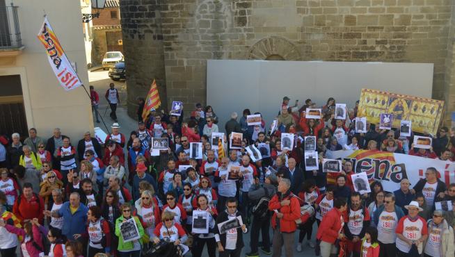 Asistentes a la marcha reivindicativa convocada por Sijena Sí en la plaza de Berbegal