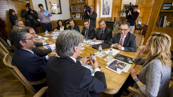 La consejera Marta Gastón en la reunión mantenida con el presidente de Anfac, Antonio Cobo y el director general de Sernauto, José Portilla, que le han presentado la Agenda sectorial de la industria de la automoción en España