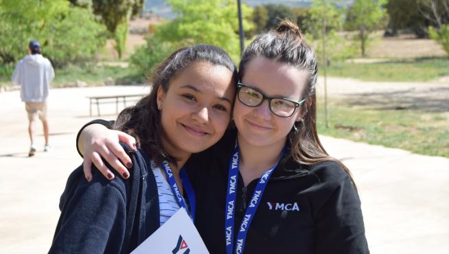 Jóvenes participantes en actividades de YMCA.