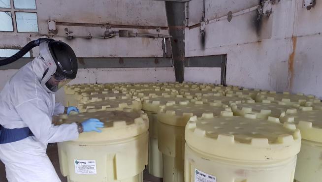 Encapsulado de los residuos de lindano que quedan en la antigua fábrica de Inquinosa para almacenarlos en condiciones estancas en la misma factoría (2017)