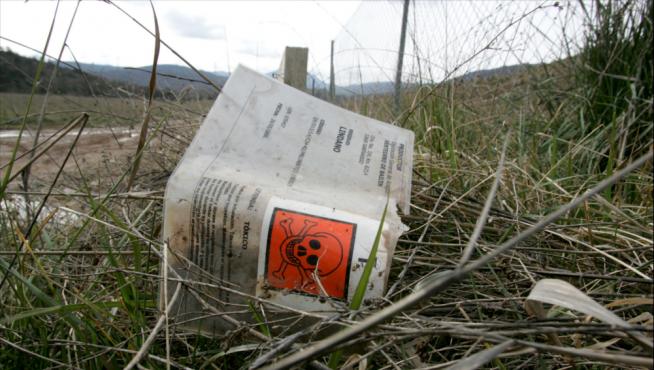 Etiqueta indicativa de la existencia de residuos tóxicos de lindano en el vertedero de Bailín (2007)