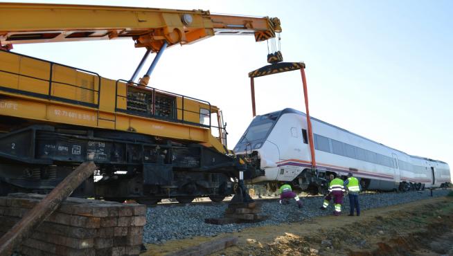 Trabajos para remolcar el tren accidentado en Arahal