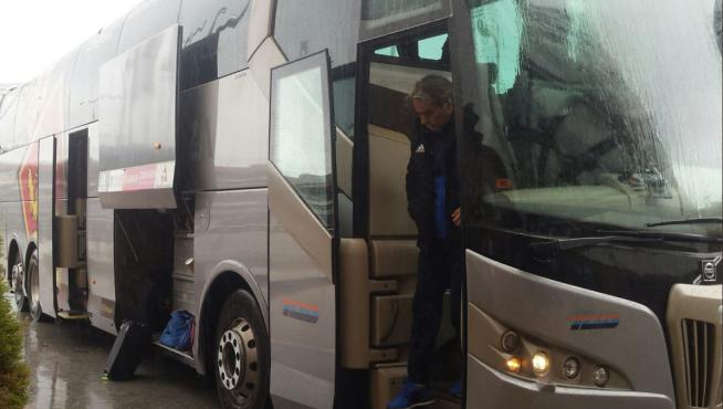 Natxo González baja del autobús del Real Zaragoza, ayer a las 3 de tarde tras viajar durante toda la mañana por autopista.